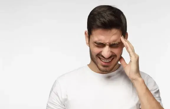 چرا روزهای اول روزه داری سردرد می گیریم؟