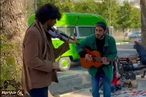آواز خیابانی؛ گیتار میزنن و ویولن با صدای بهشتی خواننده شد یک معرکه کنار خیابونی