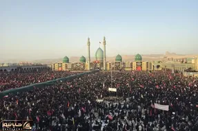(ویدئو) اقامه نماز بر پیکر رهبر شهید انقلاب توسط آیت‌الله جوادی آملی