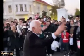 آواز خیابانی؛ ببینید این آقای ریش پروفسوری چه رقص محلی میره فقط آهنگ رشتی خوندنش!