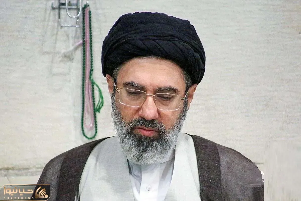 تصویری از آیت‌الله سید مجتبی خامنه ای در آغوش سردار سلیمانی