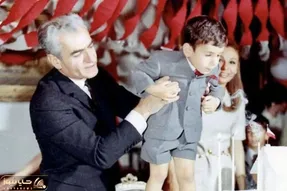 سفر به ایام قدیم سال 1338؛ چهره متفاوت محمدرضا پهلوی در پشت پرده خانه کنار پسرش