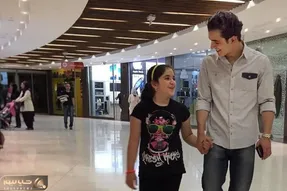 آواز شاد؛ رقص و هنرنمایی علی شادمان برای خواهرش قبل اومدن مهمونا