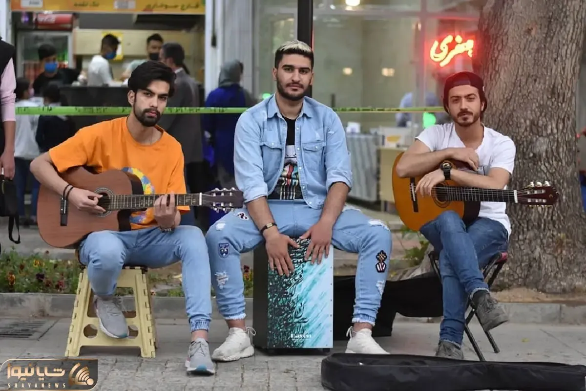 آواز خیابانی؛ ببینید آقا مو بلوند و اکیپش آهنگ بگو چند ناصر زینلی رو چه هماهنگ میخونن
