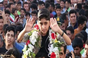 آواز شاد؛ آهنگ خوندن لری با ابهت علی طولابی که صداش پخته شده تو فستیوال بین المللی