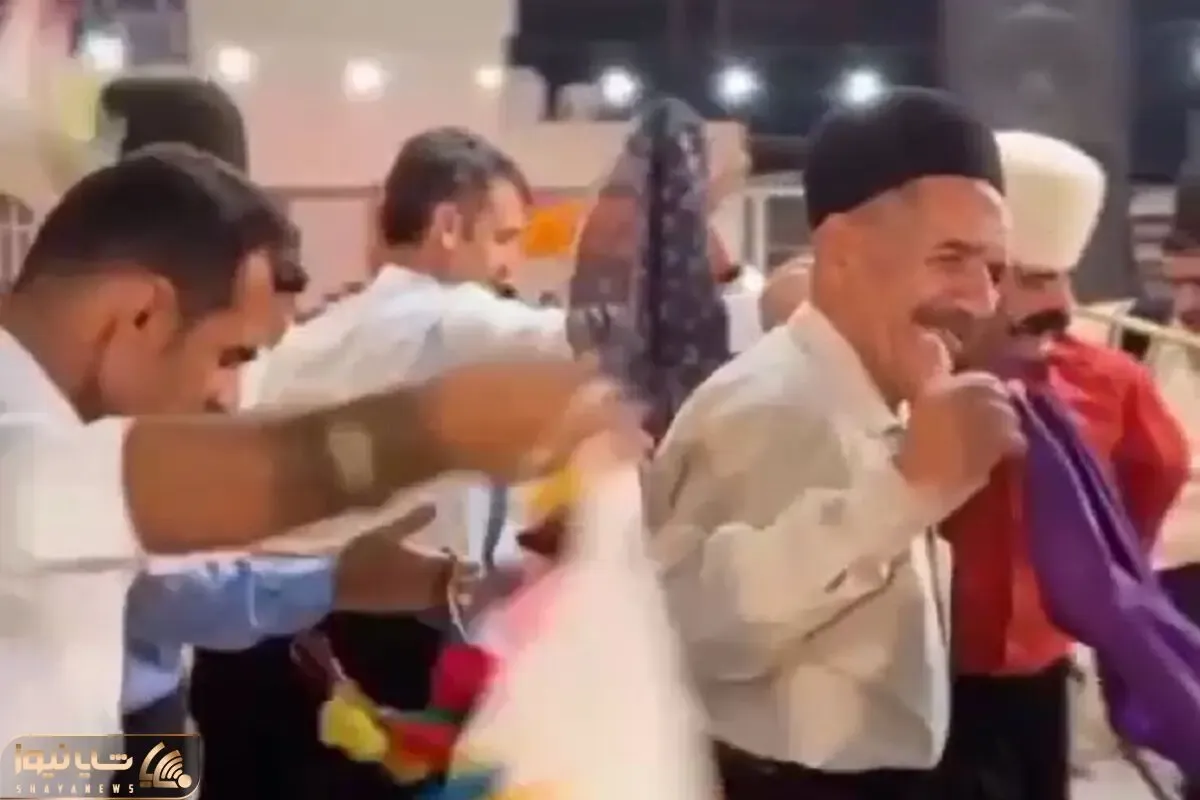 آواز محلی؛ ببینید این پیرمردا چه هماهنگ و شاد باهم با آهنگ محلی حرکت موزون میرن