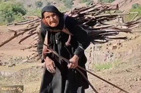 آواز محلی؛ ننه بزرگ پیر عشایری با ردپای هزار سختی رو چهرش اما صدایی خوش داره و میخونه