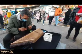 آواز خیابانی؛ ببینید این آقا با سنتور چه بلایی سر مردم آورده!