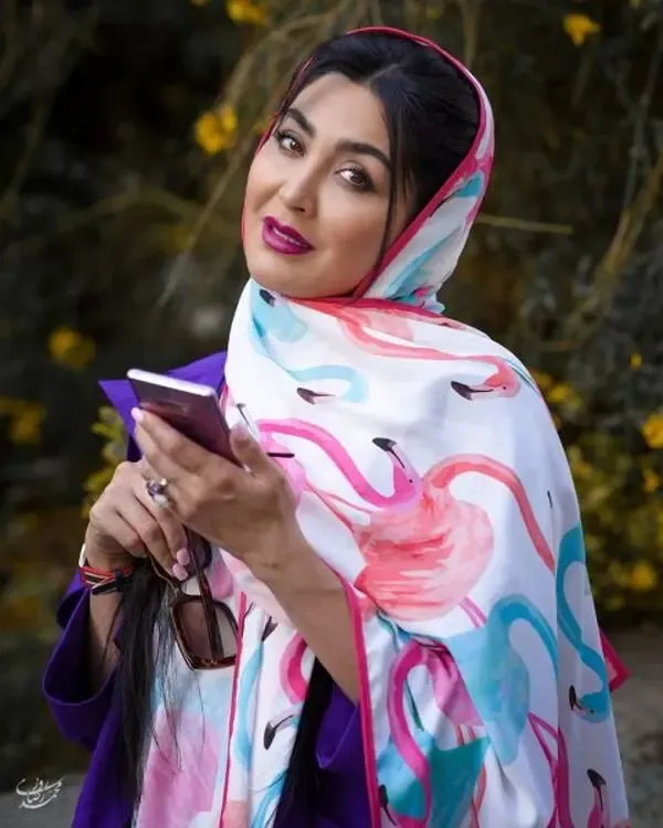 (عکس) خودنمایی عجیب خانم بازیگر در آسانسور!