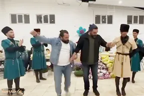 آواز برزنی؛ احسان علیخانی با آهنگ آذری چه رقصی کرد ایولا به بپر بپرش کلاه بابانوئلشو