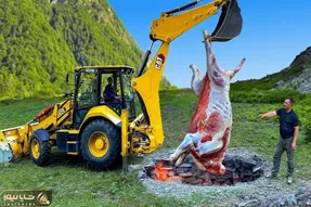 غذای غول پیکر؛ گاو درسته رو مرینیت کردن فویل پیچ با جرثقیل انداختن تو ذغال کبابی شه