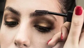 مثل سلبریتی ها سایه و خط چشم بکش؛ ترفندایی که بلد نبودی تا آسون خوشگل شی