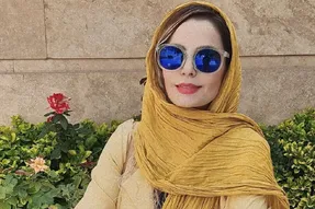 سلفی سپیده خداوردی در آینه با دامن گل گلی و کیف پلنگی!