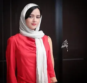 بوسه جنجالی ترانه علیدوستی بر گونه‌ همکارش!