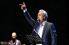 آواز احساسی؛ مهران مدیری با آهنگ با تیر مژگان میزنی سالن رو ترکوند