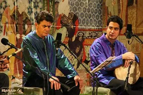 آواز خسروی؛ وقتی استاد شجریان به درخواست تماشاچیا لبیک میگه و اونی که میخوانو میخونه