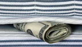 ما ایرانی ها چقدر «پول زیر تشک» داریم؟