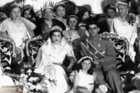 سفر به ایران قدیم؛ رضاخان مشغول رقص و پایکوبی عروسی پسرش در کنار نازلی و فوزیه