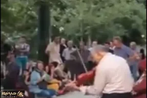 آواز شاد؛ ملت دور پیرمرد شنگول و سرخوش حلقه زدن و مات مبهوت رقص بندری کاکل پسر شدند