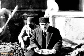 یک عکس یک روایت؛ استخوان کریم خان پس از نبش قبر در سینی نقره تقدیم رضا شاه شد