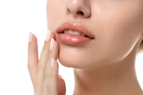 7 راهکار فوق العاده برای داشتن لب هایی نرم و صورتی!