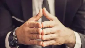 هفت حرکتِ زبان بدن که به شما می گوید می توانید به دیگران اعتماد کنید یا خیر!