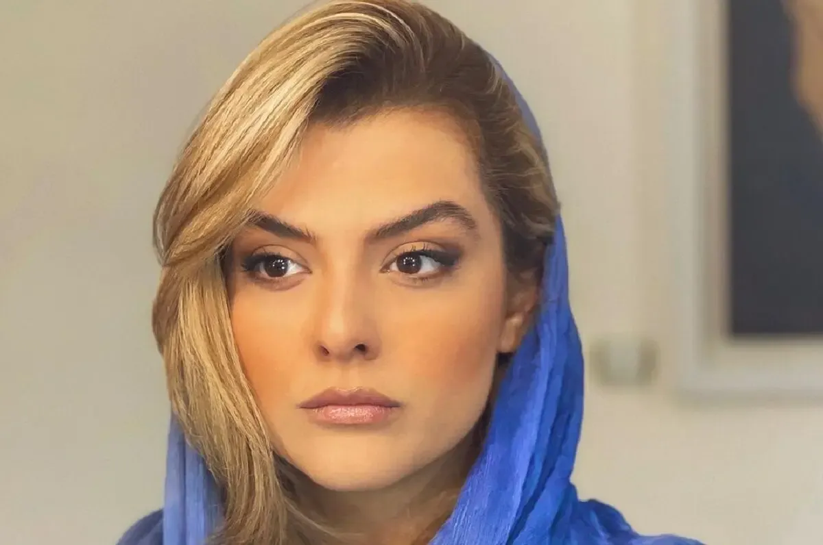 عکس دنیا مدنی با لباس جذاب قرمز و گوشواره جذاب تر اش!