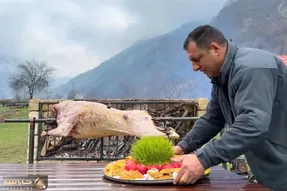 (ویدیو) گاو غول پیکری که درسته کباب و حسابی گریل و خوراک فوتبالیست ها شد