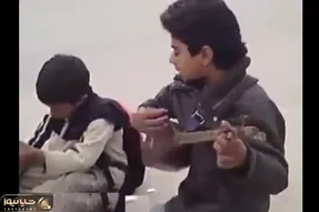 آواز خیابانی؛ ببینید این کودک کار چه آهنگ سوزداری راجب مرگش میخونه که قلبت درد میگیره