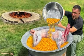 آشپز کارکشته؛ تخم مرغ رو از زیر مرغ ها میکشه بیرون با یه بره عظیم جسته املت بره میپزه