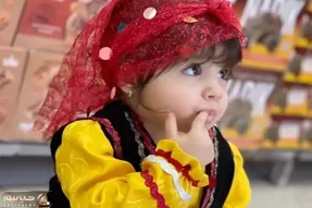 آواز شاد؛ دختر مینی شمالی با لباس محلی تو مغازه زیتون فروشی با آهنگ سلیمه چه رقصی کرد