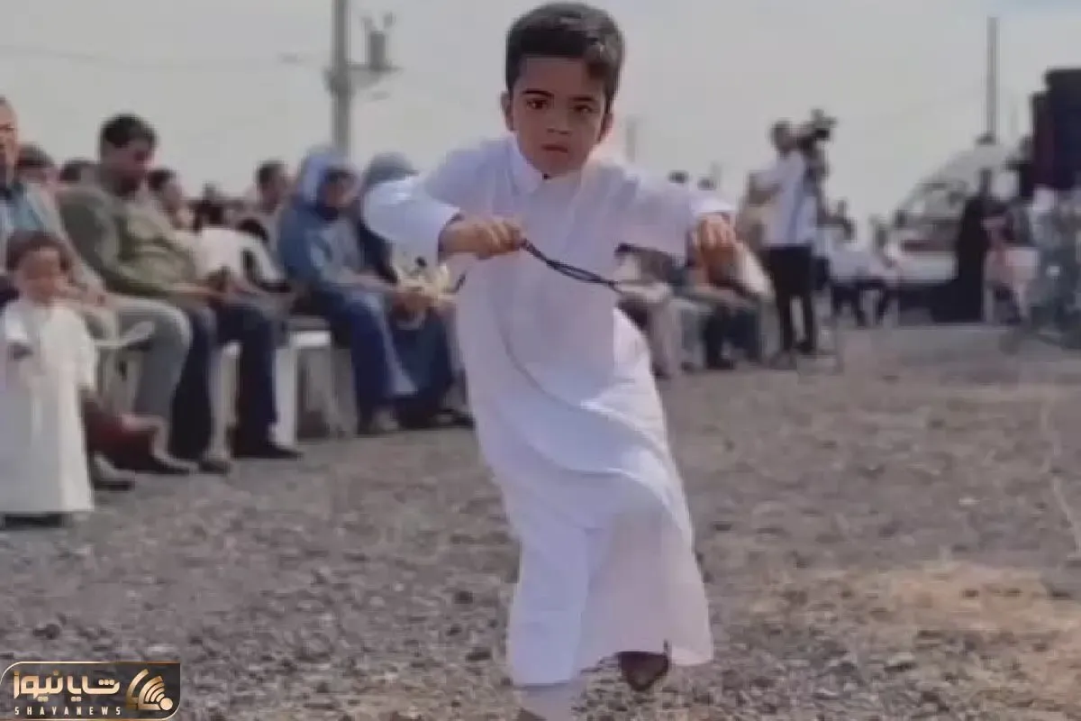 آواز احساسی؛ پسر بچه نیمچه قد خوزستانی تو جمعیت هجوم آورده چه یزله و پاکوبی میکنه