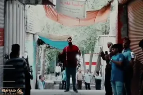 آواز دلی؛ وحید موسوی وسط بازار آهنگ لری بیا رو میخونه مردا دورش کردن براش لاتی میرقصن