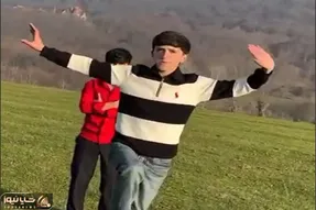 آواز محلی؛ پایکوبی اصیل و زیبای دوتا داداش روستایی تو دشت سرسبز که مثل بهشته