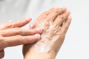 خشکی پوست دست، عارضه روزهای کرونایی