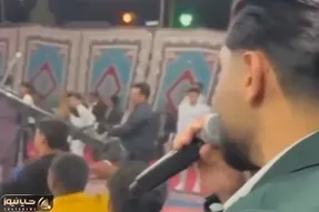 آواز شاد؛ چندتا جوون یطوری با حرکات موزونشون گرد و خاک بپا کردن که طوفان کم میاره