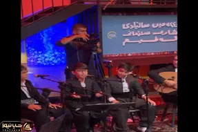 آواز سنتی/ کودکان کردی ازسالیادی دامه زراندنی سلیمانی میخونن/مغز سالن سوت کشید
