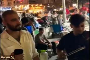 آواز خیابانی؛ پسر خوش صدا نواختن خیابون گرد رو میبینه یهو هوس میکنه باهاش عقیلی بخونه
