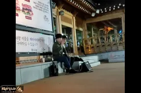 آواز خیابانی؛ ببینید پسرهای ژاپنی تو محوطه دانشگاه چه آهنگ خارجی میخونن با اون لهجشون