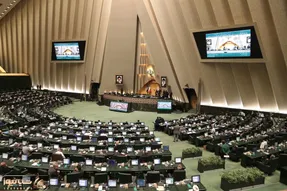 بالا بردن یک پلاکارد عجیب توسط نماینده مجلس
