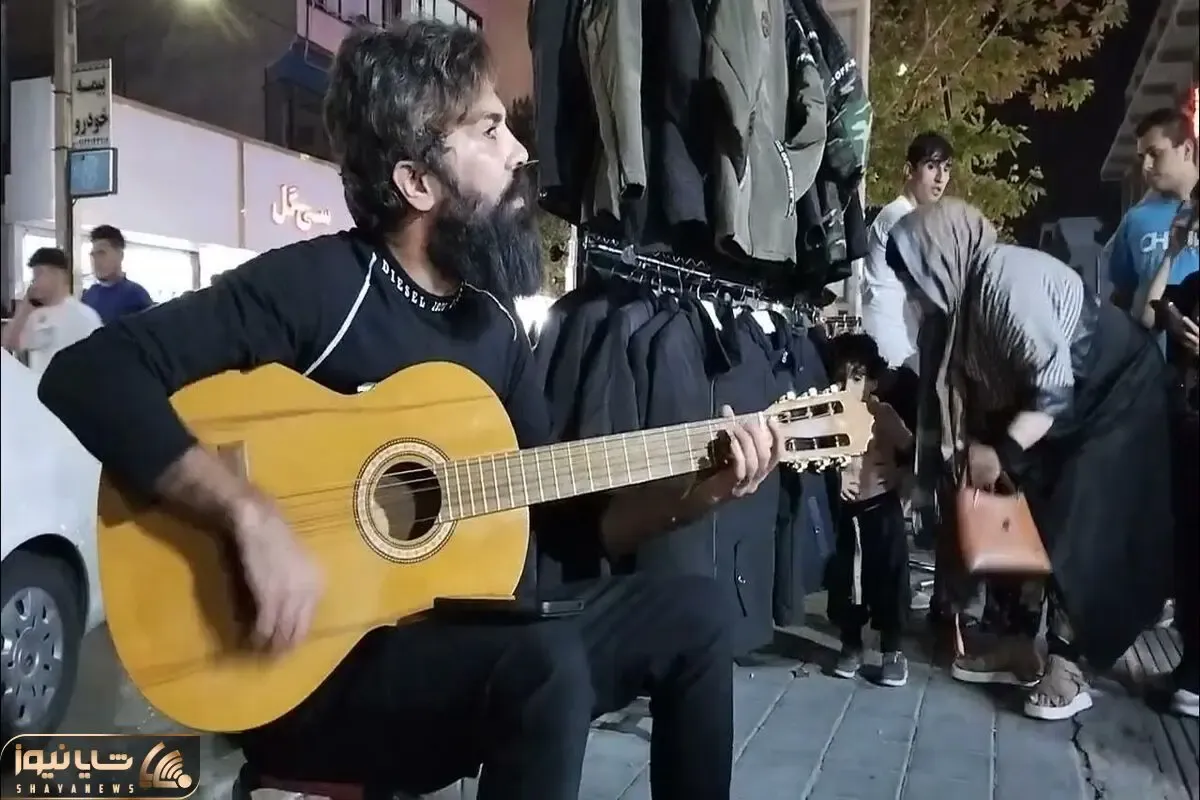 آواز خیابانی؛ جوون خوش صدایی که با ساز و صدای دلنشینش گوشه خیابون از گوگوش خوند