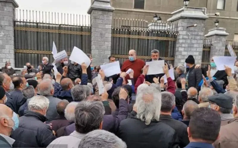 تجمع بازنشستگان کارگری مقابل مجلس/ هنوز دریافتی‌مان نصف خط فقر است!
