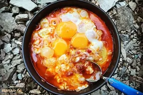 (ویدیو) پخت املت در گرمای بیش از 50 درجه کنار دکل حفاری