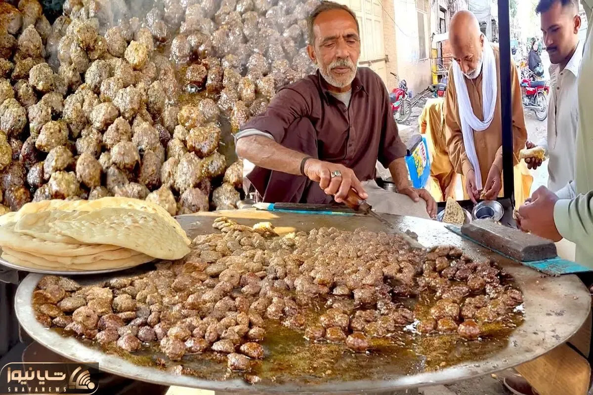غذای خیابانی؛ ببینید این پیرمرد تو یه محله فقیر چه کباب انگشتی لذیذی میده دست ملت