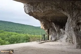 معماری خلاقانه؛ یه بخش کوه روبروی جنگل رو سوراخ کردن توش خونه ساختن محشر کبری