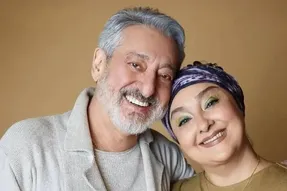 کلیپ خوانندگی ابی که در 77 سالگی روی سن دراز کشیده و آهنگ میخواند
