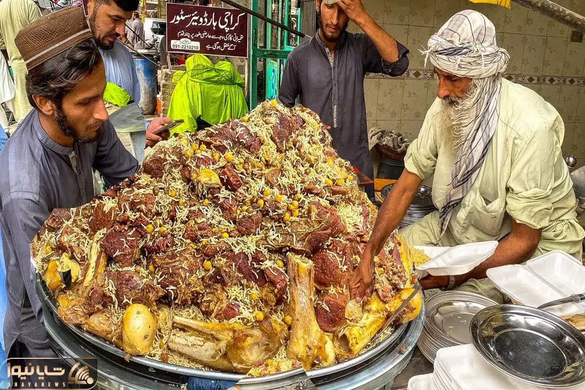 غذای خیابانی؛ پیرمرد ریش سفید تو محله فقیر پلو گوشت اعیونی میپزه خوشمزگی ازش میچکه