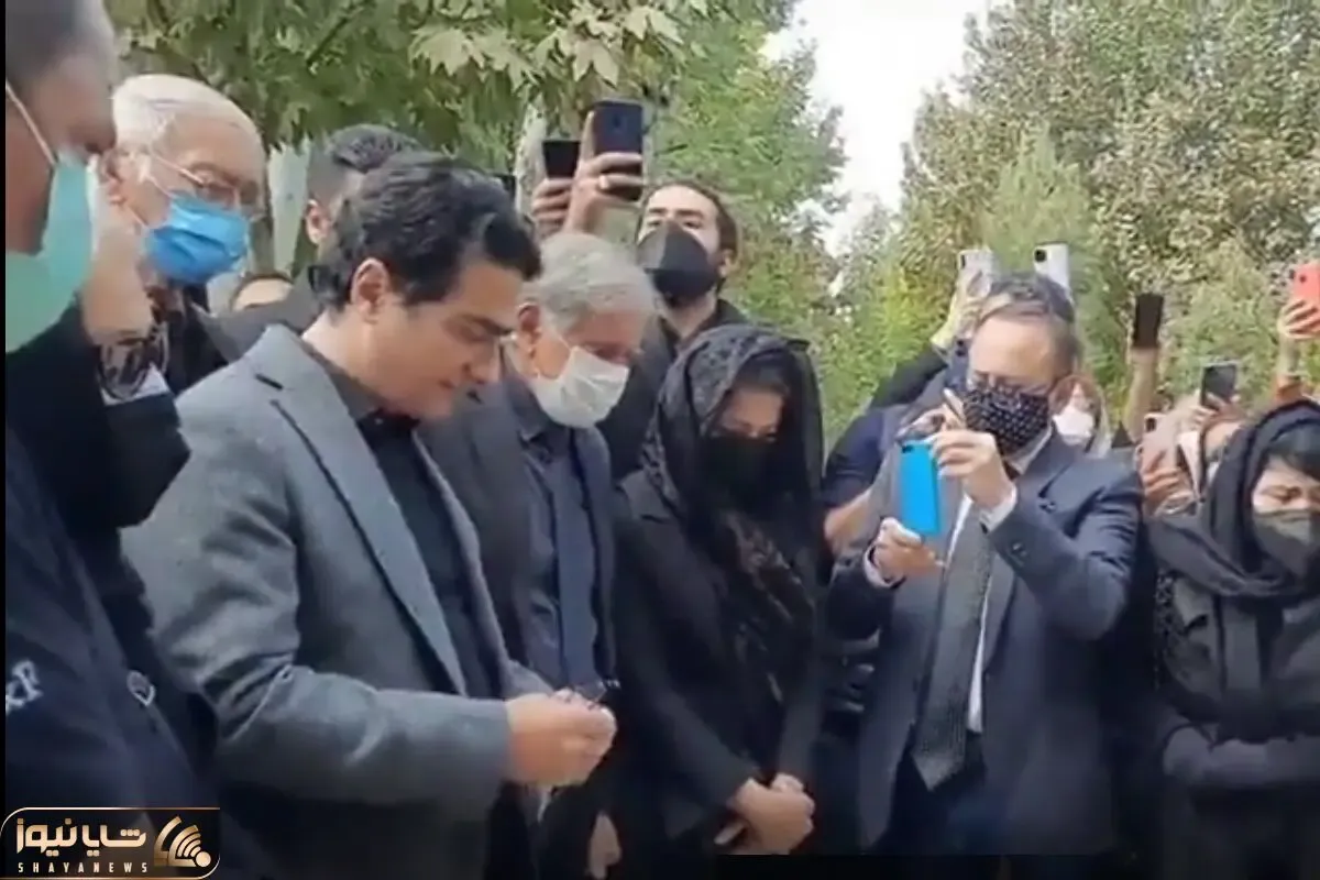 آواز احساسی؛ همایون شجریلن چه اشک ریزان سر مزار پدرش میخونه جمعیت احاطش کردن
