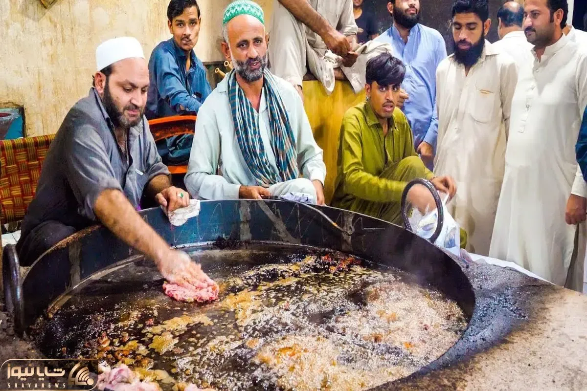 غذای خیابانی؛ ببینید واسه چاپلی کباب ناب خیابونی چه جماعتی مشتاق وایسادن تو صف