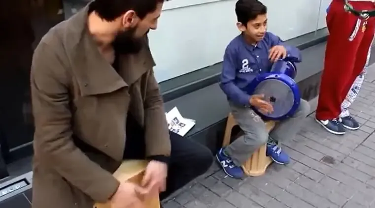 آواز شاد؛ تمبک زدن عربی پسربچه فسقلی که انقد تند میزنه ادم دستاشو نمیتونه ببینه